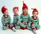 Дети одеты на Рождество